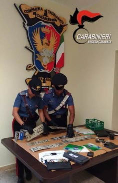 Avevano auto e materiale rubato, arresti