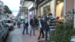 Commercianti e imprenditori protestano contro la zona rossa a Lamezia Terme