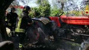 Trattore in fiamme nel Vibonese