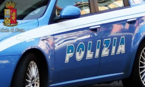 Si scaglia contro l'auto della Polizia, fermato ghanese