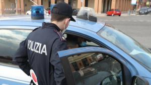 Aggrediscono e rapinano una coppia in un parcheggio: arresti due reggini