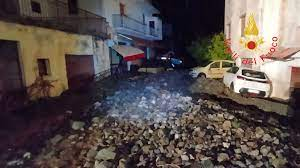 Nubifragio sull&rsquo;Alto tirreno cosentino, allagate case e strade