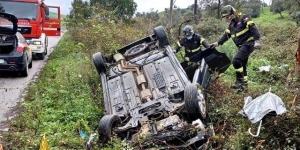 Strongoli, perde il controllo dell&rsquo;auto e si ribalta