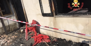 Fiamme in magazzino privato a Lamezia, locale distrutto