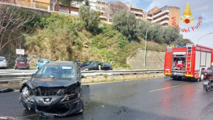 Incidente a Catanzaro, perde il controllo e finisce contro lo spartitraffico