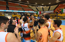 Reggio e Catanzaro, sfida al cardiopalma e bellissima festa del basket calabrese