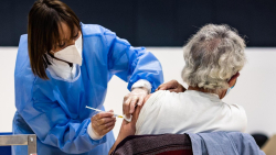 Una vittima e 89 contagi da Covid, tasso al 5,88%