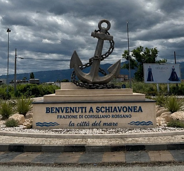 La Bandiera Blu sventola, la fogna pure: Schiavonea abbandonata al degrado