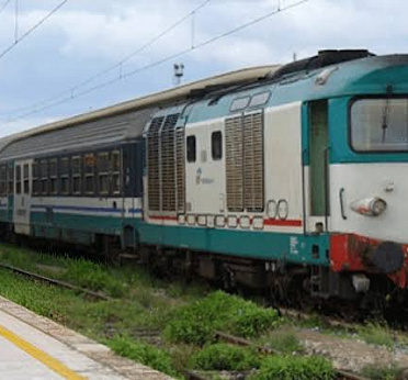 Danneggiata la linea ferroviaria in Calabria, tagliati cavi nel cosentino e crotonese