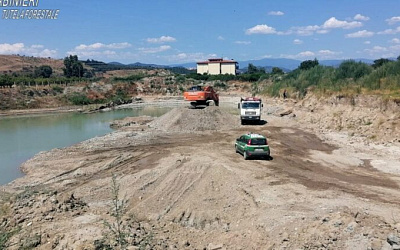Prelievi abusivi dal letto del fiume Neto, dodici denunciati