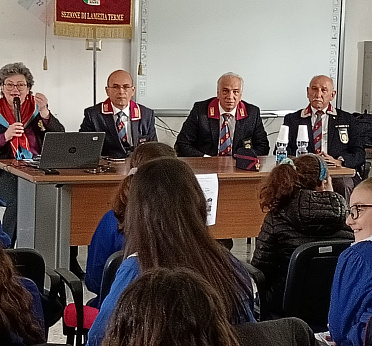 Legalità e prevenzione a scuola: l'Associazione Nazionale Polizia di Stato incontra gli alunni di Feroleto Antico e Pianopoli per dire no alle dipendenze
